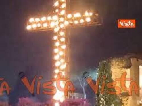 La croce di fiaccole al Colosseo per la via crucis