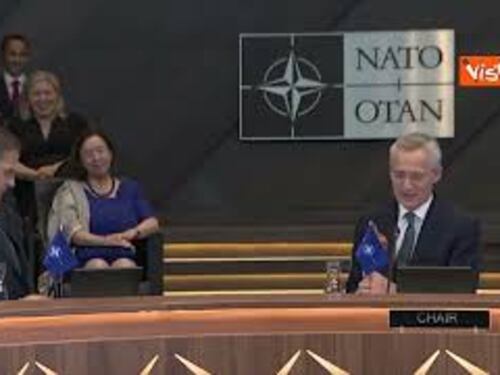 Il passaggio di consegne tra Stoltenberg e Rutte alla guida della Nato