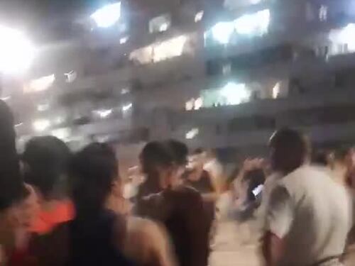 Gente in strada terrorizzata subito dopo il crollo di Scampia
