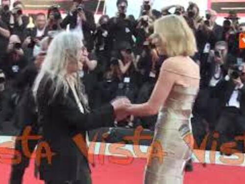 Venezia 81, Patti Smith omaggia Cate Blanchett con il baciamano sul red carpet