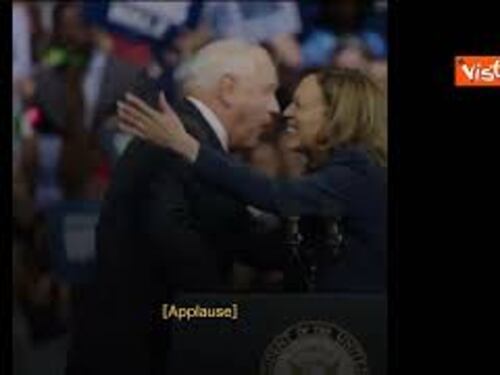 Kamala Harris presenta il suo vice Tim Walz a Philadelphia sul palco del primo comizio insieme
