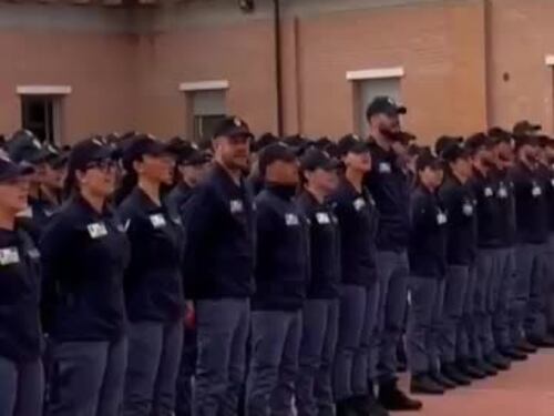 L'urlo degli agenti allievi per il poliziotto accoltellato: "Forza Christian"