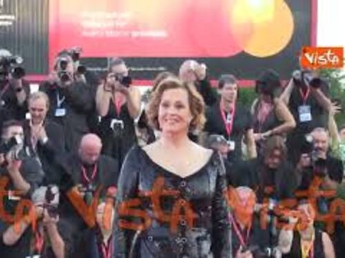 Venezia 81, Sigourney Weaver sul red carpet della serata inaugurale della Mostra del cinema