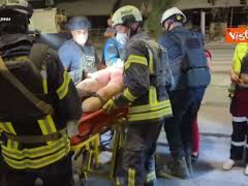 Squadre di emergenza scavano per cercare i sopravvissuti all'ultimo bombardamento russo in Ucraina