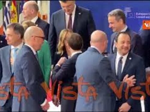 Meloni e Macron al Consiglio Ue si salutano con un bacio sulla guancia dopo la foto di gruppo