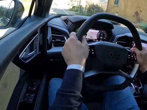 Nuova Audi Q4 e-tron: a bordo del Suv elettrico della Casa dei quattro anelli - Video