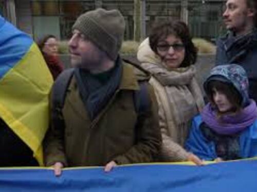 Due anni di guerra in Ucraina, alla manifestazione al Parlamento Ue una bandiera di 30 metri