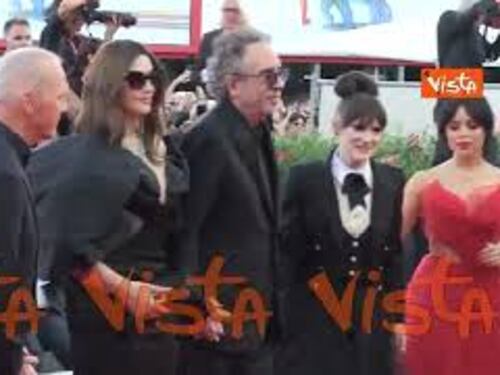 Venezia 81, il cast stellare di Beetlejuice Beetlejuice in posa sul red carpet per la foto di gruppo