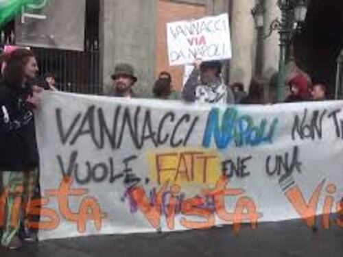 Vannacci a Napoli, presidio contro il generale a Piazza del Plebiscito
