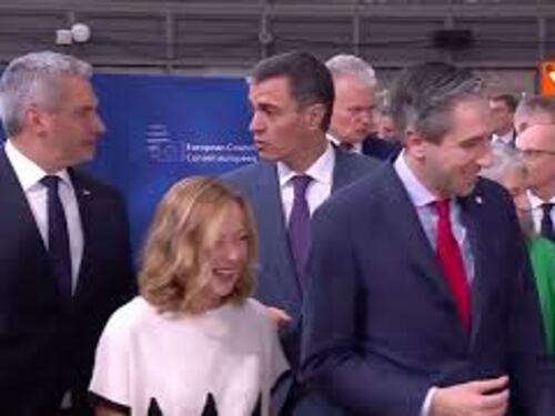 Giorgia Meloni e il premier irlandese Taoiseach ridono tra loro arrivando al Consiglio Ue