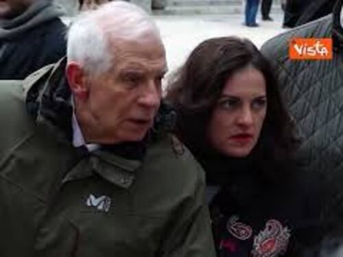 Borrell in visita a Kiev rende omaggio a Muro della Memoria per le vittime della guerra