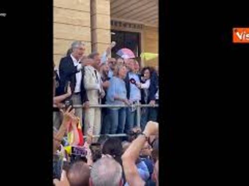 Adriana Poli Bortone eletta sindaco a Lecce canta l'inno salentino "Arcu te Pratu" coi sostenitori