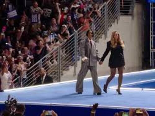 Beyoncé e Kelly Rowland mano nella mano salgono sul palco con Kamala Harris. L'abbraccio con la dem