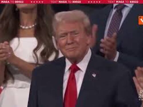 Trump con orecchio fasciato alla convention repubblicana, accolto da standing ovation