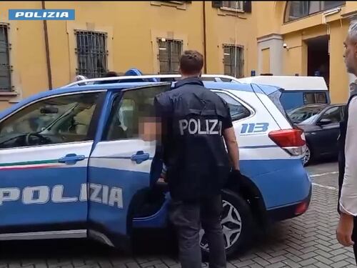 Gli arresti e le perquisizioni della polizia contro l'associazione per l'immigrazione clandestina