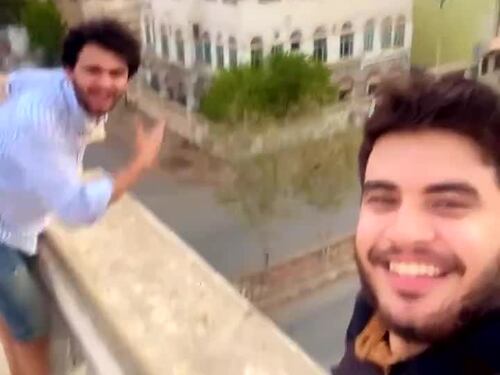 Due giovani yemeniti festeggiano per l'attacco israeliano contro Hodeida