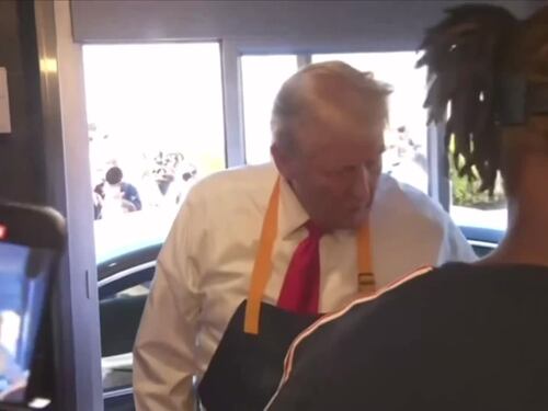 Donald Trump serve patate fritte. La campagna elettorale da McDonald's