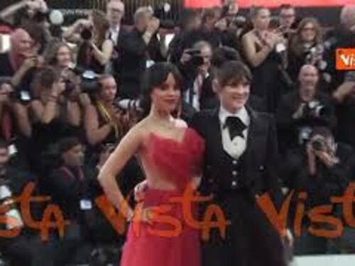 Venezia 81, Winona Ryder e Jenna Ortega posano insieme abbracciate sul red carpet
