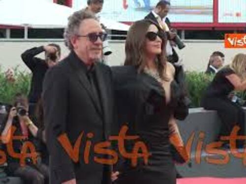 Venezia 81, Tim Burton e Monica Bellucci sul red carpet mano nella mano