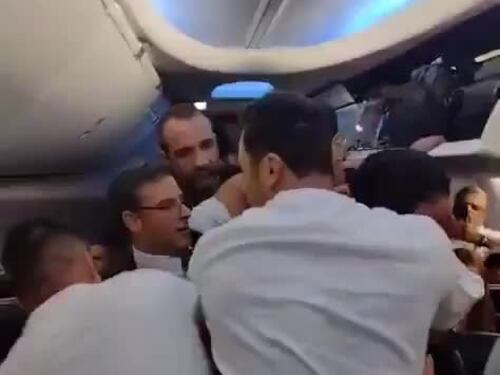 Tenta di aprire il portellone: panico sul volo verso Panama