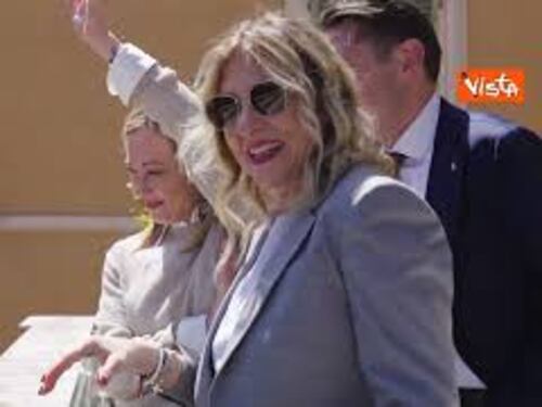 La premier Meloni prova la corsa dei Bersaglieri ad Ascoli Piceno