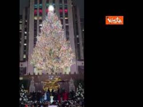 A New York si accende l'albero di Natale davanti al Rockefeller Center