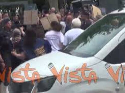 Meloni a Caivano, manifestanti cercano di entrare nel nuovo centro sportivo appena inaugurato