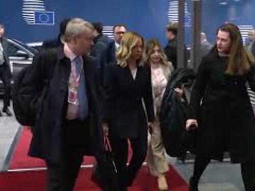 L'arrivo di Giorgia Meloni al Consiglio Ue