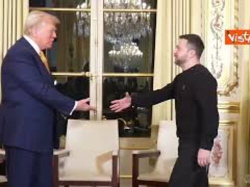 Zelensky a Parigi incontra Macron e Trump la storica stretta di mano