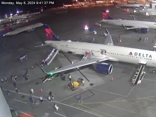 Paura a Seattle: aereo in fiamme dopo l'atterraggio: il video dell'evacuazione dei passeggeri