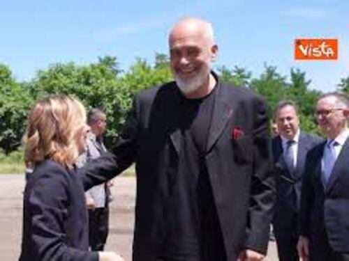 Meloni in Albania, l'abbraccio con Rama e la visita al centro per migranti