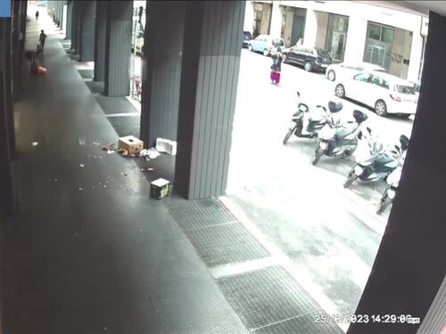 Picchiate e costrette a chiedere l'elemosina: il video choc