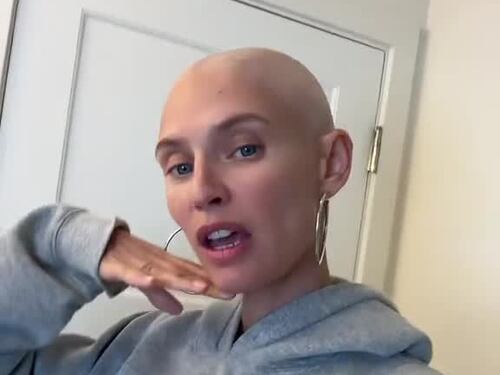 Bianca Balti rasata a zero, le immagini su TikTok