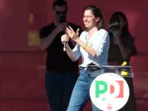 Schlein sale sul palco di Milano sulle note della canzone con gli Articolo 31