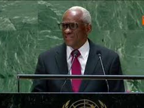 Il leader di Haiti all'Onu beve direttamente dalla caraffa e si rovescia l'acqua sulla giacca