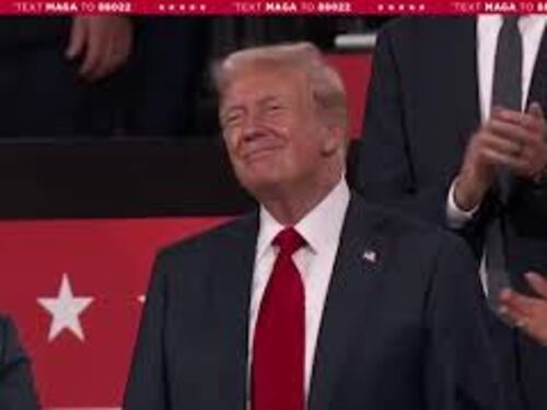 Lo show di Hulk Hogan alla Convention Repubblicana: "Trump è il mio eroe" e si strappa la maglietta