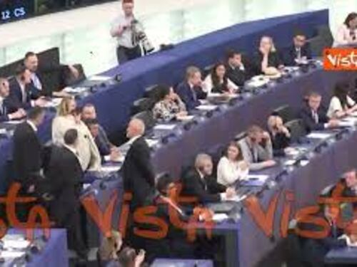 Eurodeputata estrema destra romena urla con museruola durante discorso von der Leyen in Aula