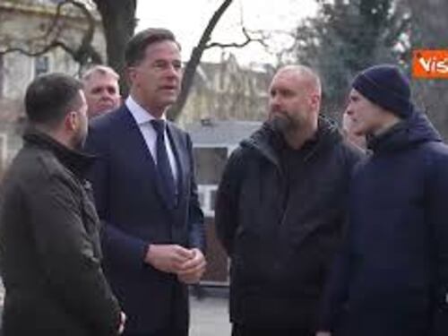 Zelensky e il primo ministro olandese visitano le macerie di Kharkiv