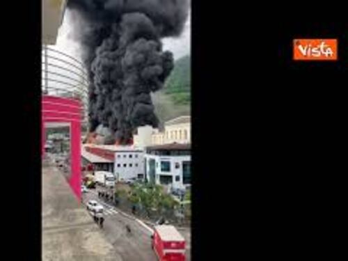 Grande incendio a Bolzano, in fiamme la sede dell'azienda Alpitronic