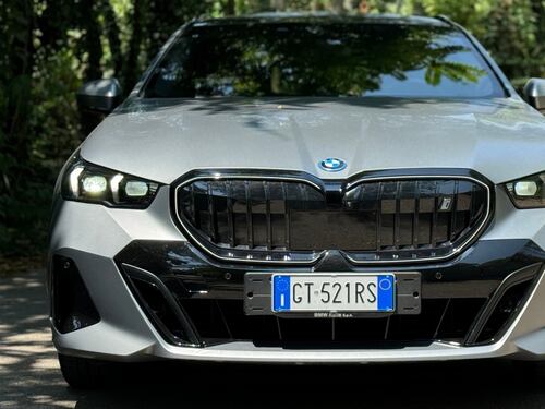 BMW i5 Touring, il video in pillole della nuova familiare elettrica