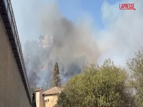 Roma, le immagini dell'incendio a Monte Mario