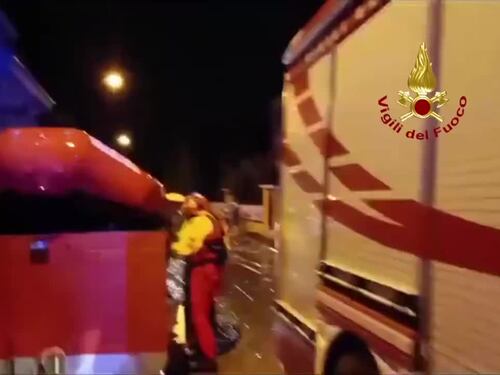 Vigili del fuoco al lavoro nelle Marche dopo l'alluvione
