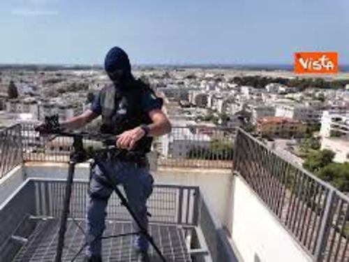 I tiratori scelti della Polizia di Stato monitorano la zona del G7 a Borgo Ignazia, in Puglia