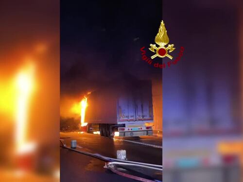 Torino, paura nella galleria: camion a fuoco, fiamme nel tunnel
