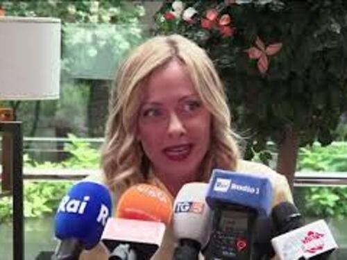 Meloni: "Piatto preferito in Cina? Salmone e spaghetti, quelli in brodo". E mima gesto con la mano