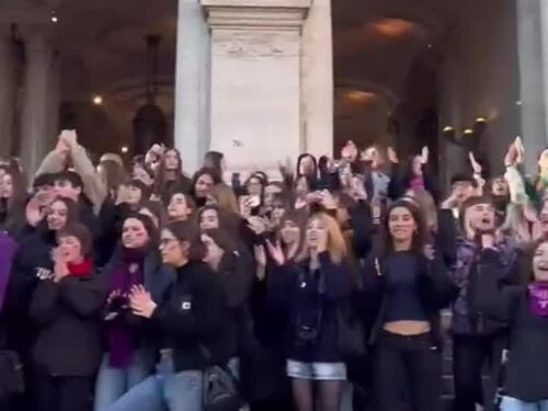 "Valditara pezzo di m...". Il coro dei collettivi contro il ministro