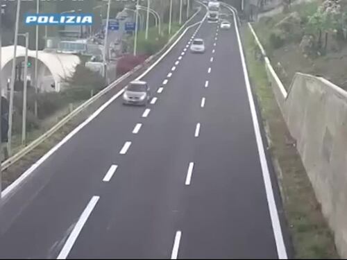 Messina, ubriaca al volante perde il controllo della vettura in galleria | video