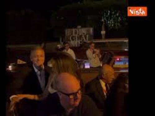 ”Ciao Brad, ciao George”: urla dei fan all’arrivo in barca di Pitt e Clooney al Festival di Venezia