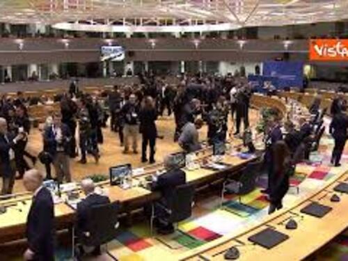 Il Presidente del Consiglio Ue Michel suona la campanella per dare il via alla riunione a Bruxelles
