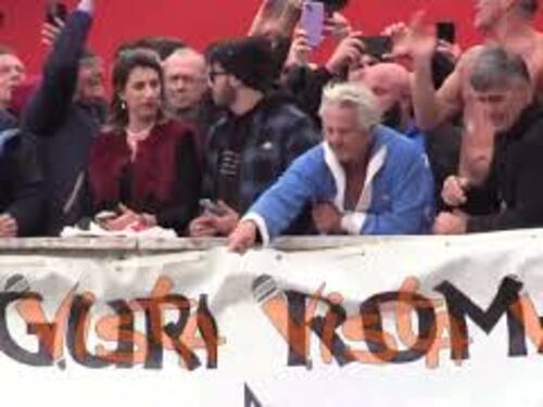 Il tradizionale tuffo nel Tevere il primo dell'anno, ma a sorpresa Mr Ok non si tuffa